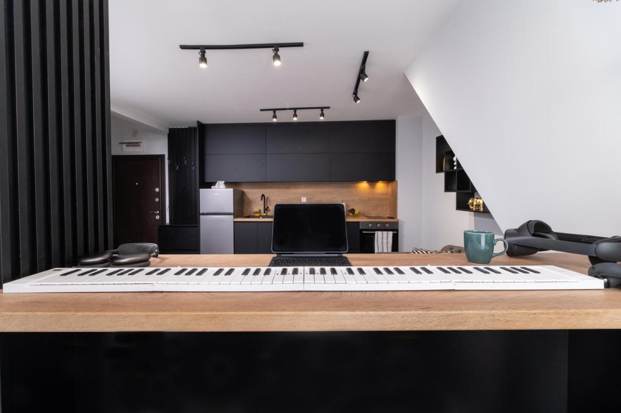 Chic 1br With Balcony In