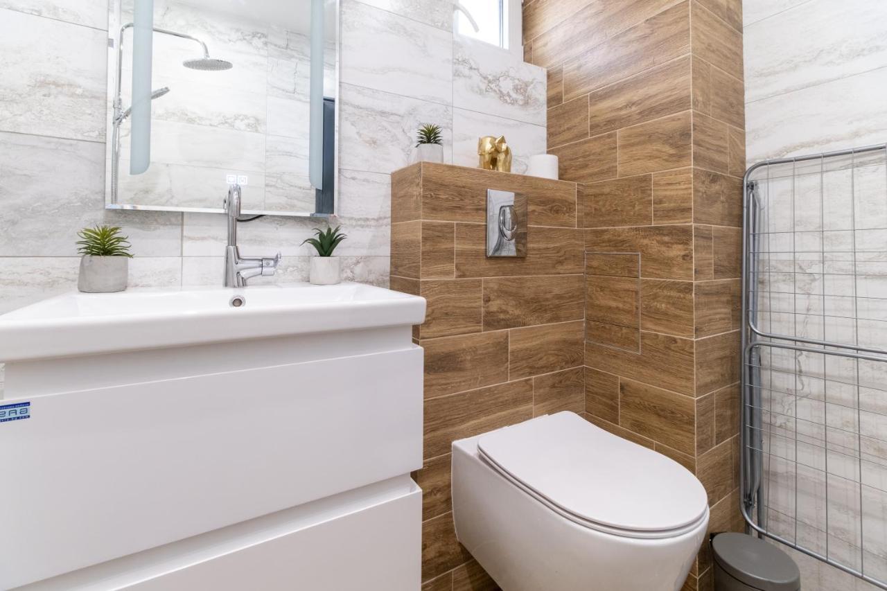 Chic 1br With Balcony In Daire *