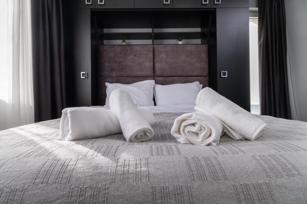 Апартамент Chic 1br With Balcony In
