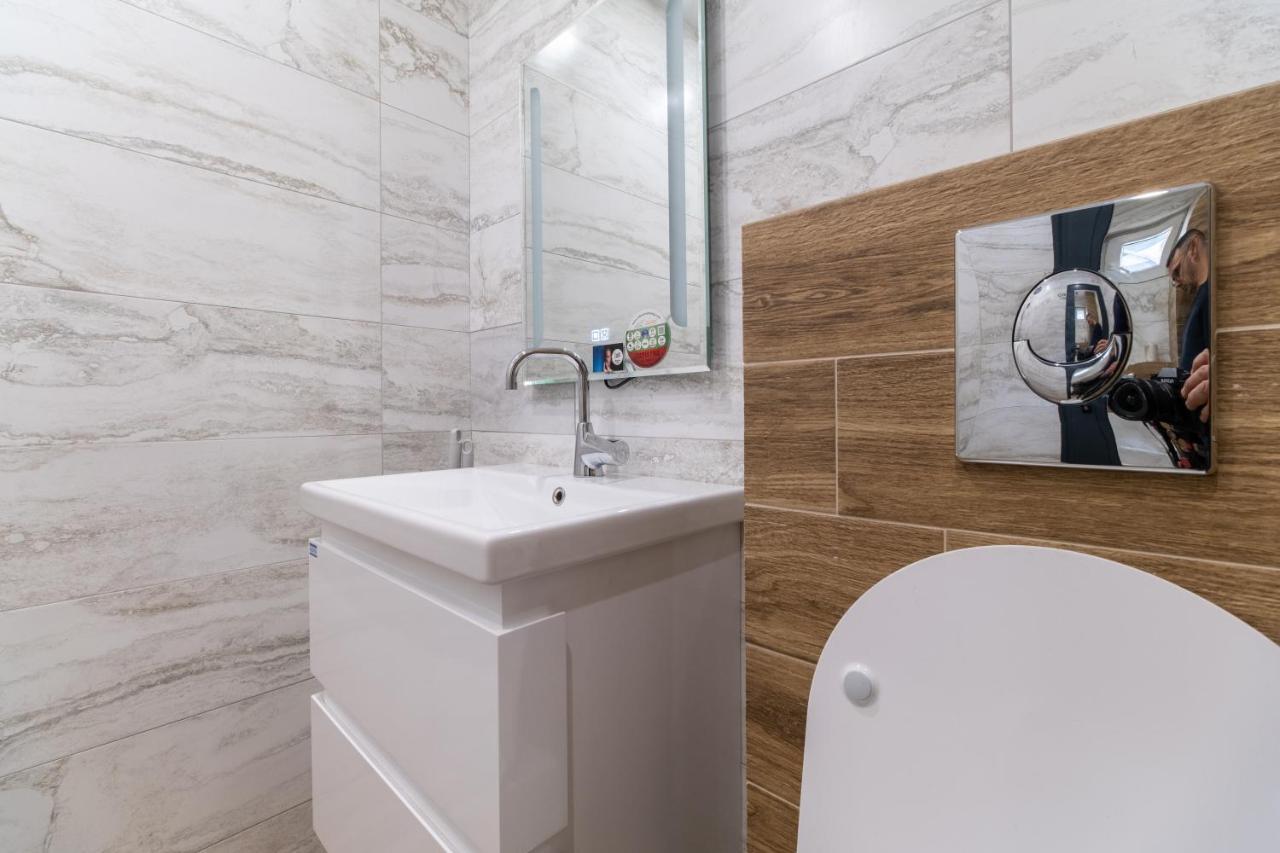 Chic 1br With Balcony In *