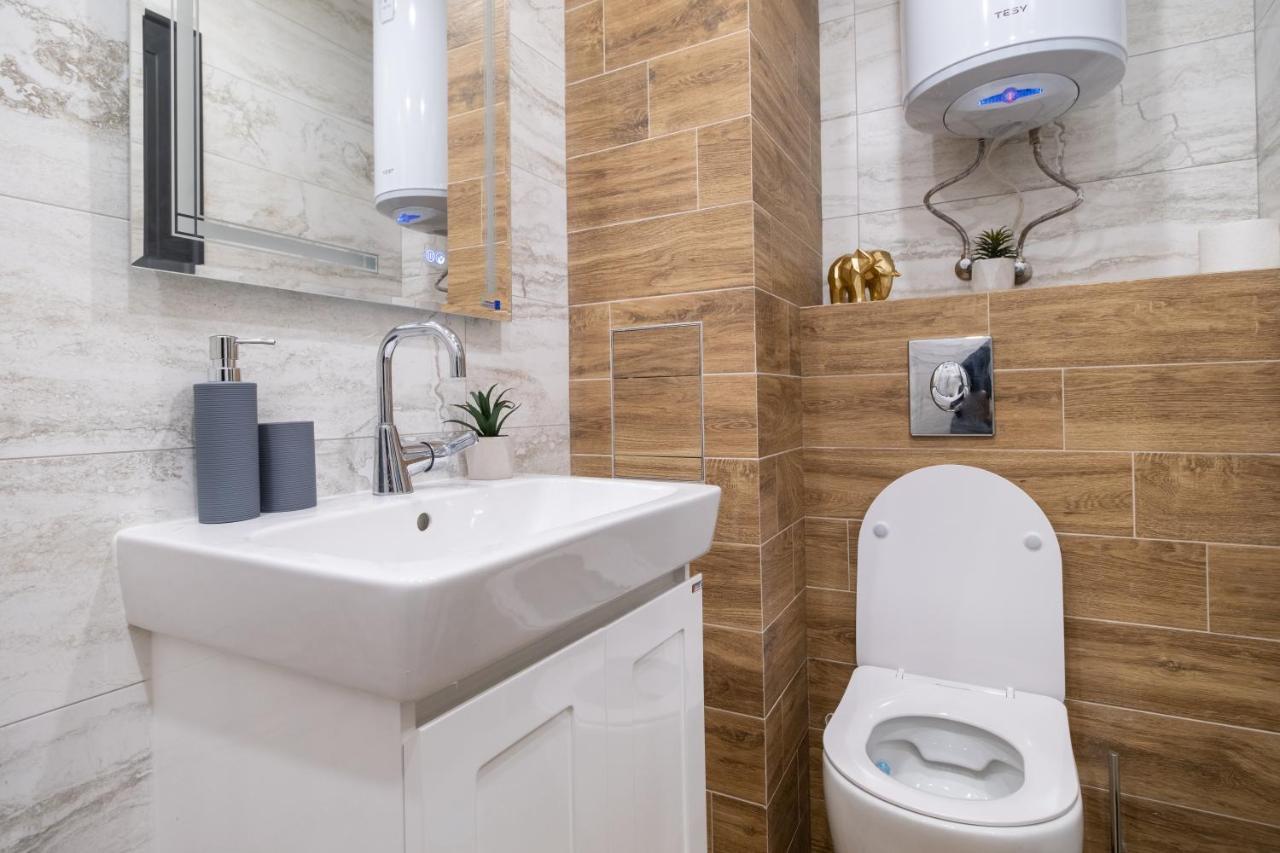 Chic 1br With Balcony In Apartment