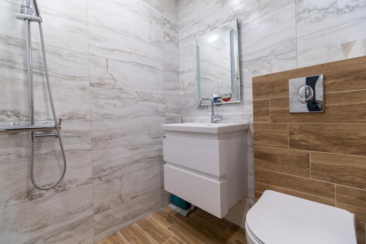Chic 1br With Balcony In