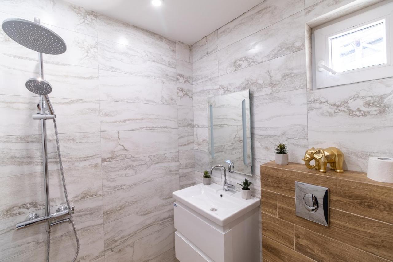 Apartment Chic 1br With Balcony In *