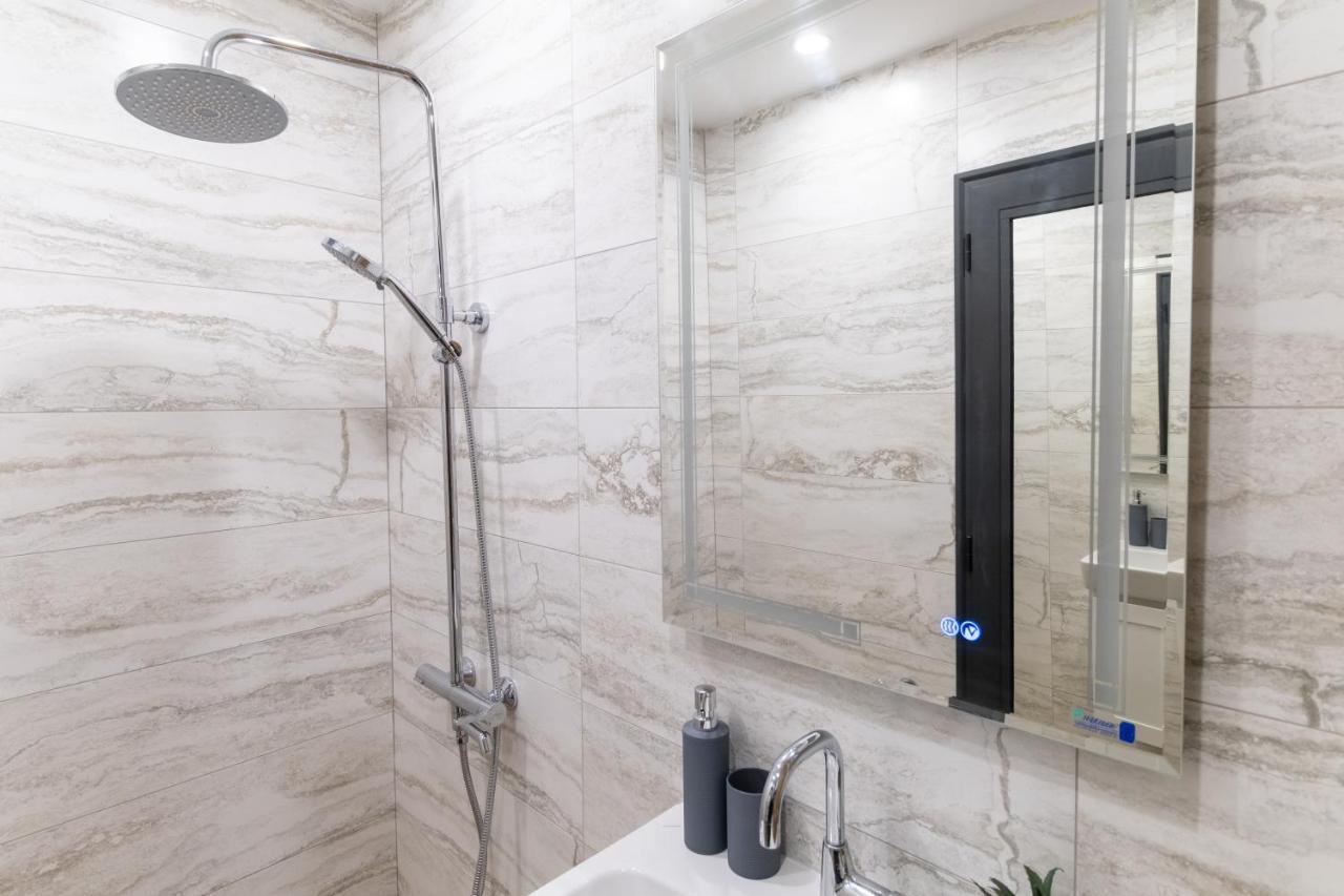 Chic 1br With Balcony In Apartment