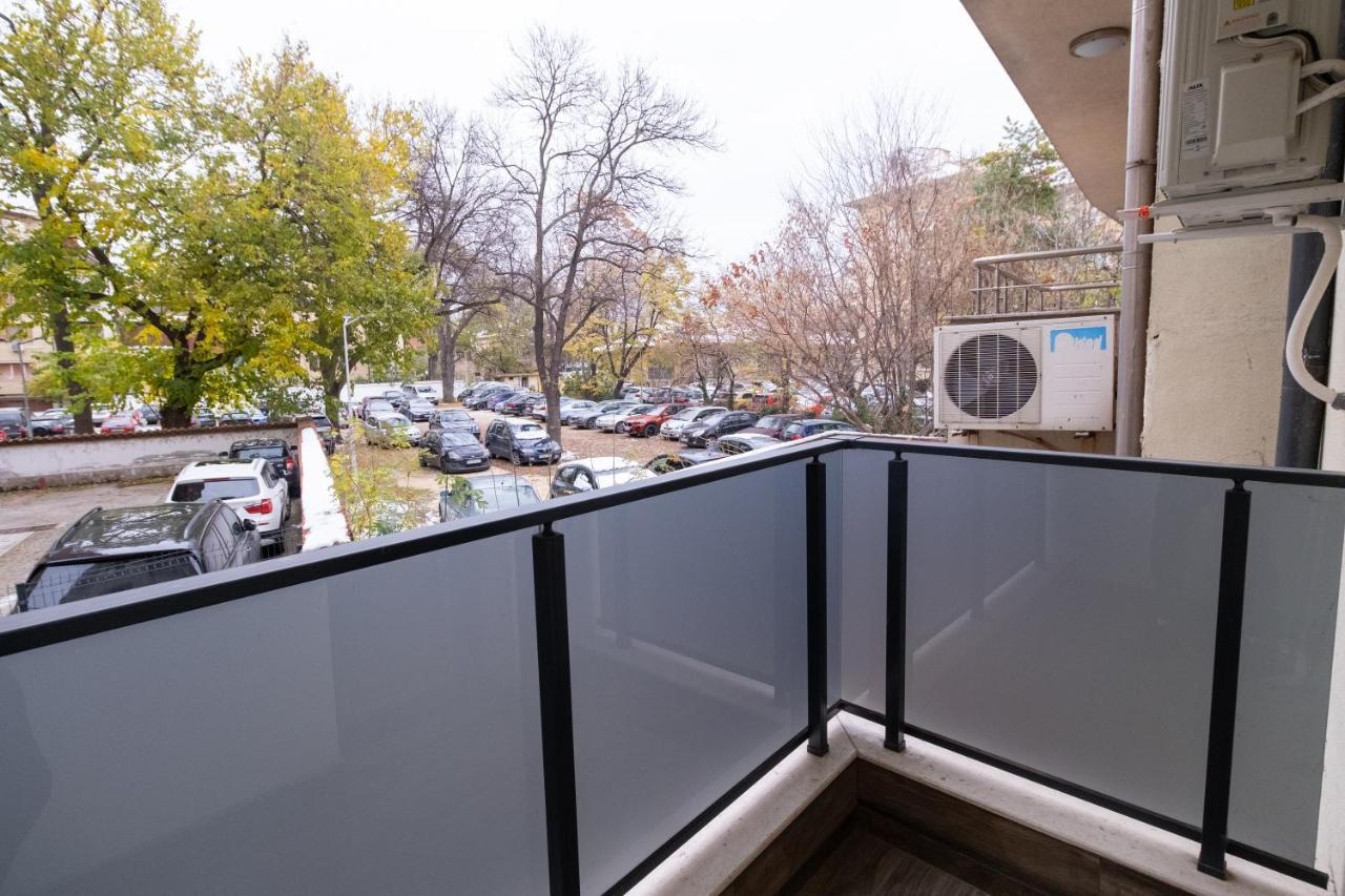 Chic 1br With Balcony In Apartment