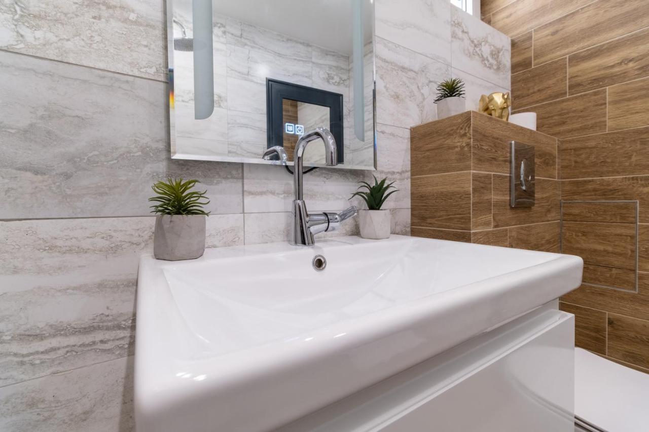 Chic 1br With Balcony In