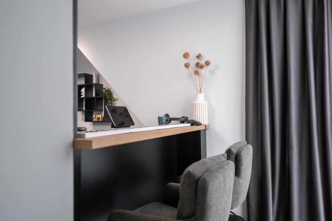 Chic 1br With Balcony In