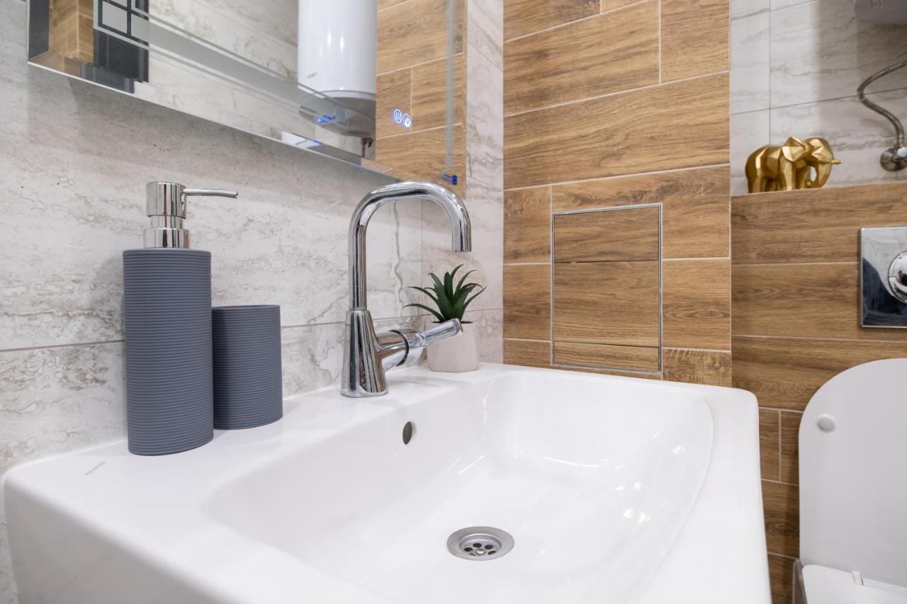 Chic 1br With Balcony In *